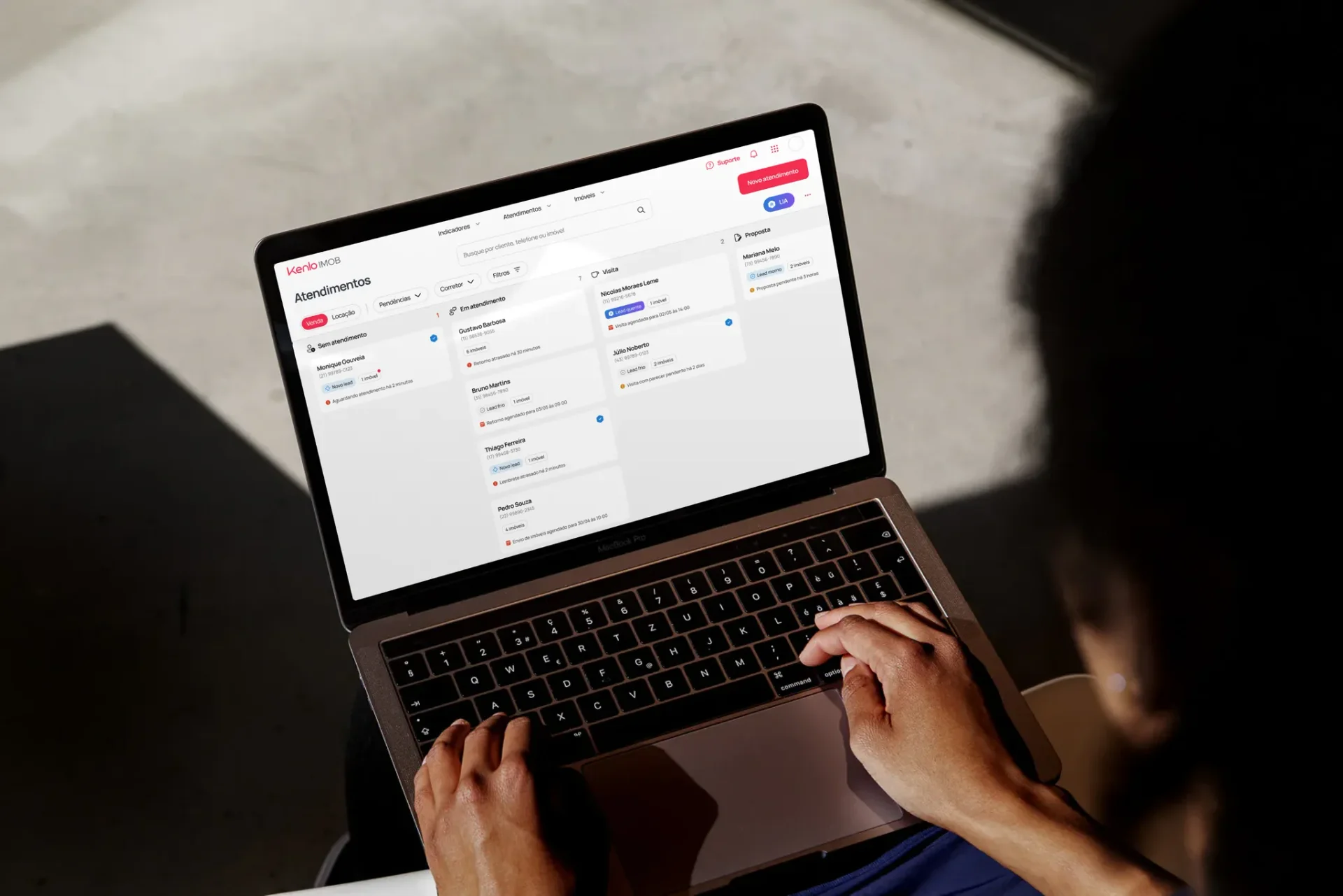 Interface do CRM unificado da Kenlo mostrando painel de atendimentos